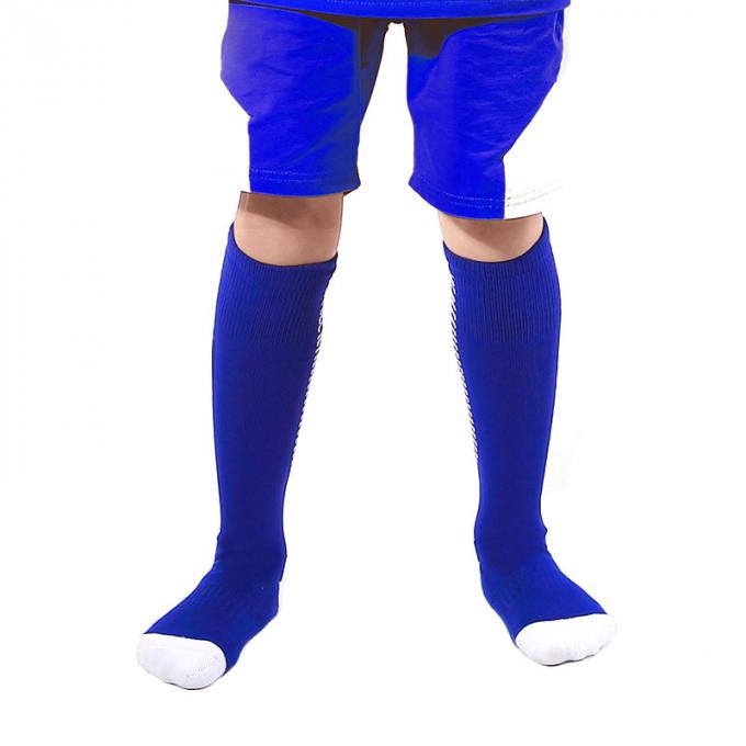Los calcetines largos de las medias del niño espesaron el fútbol inferior de la toalla que almacenaba deportes no- del resbalón que las medias llevan los calcetines de los deportes de los niños
