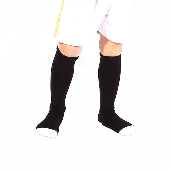 Los calcetines largos de las medias del niño espesaron el fútbol inferior de la toalla que almacenaba deportes no- del resbalón que las medias llevan los calcetines de los deportes de los niños