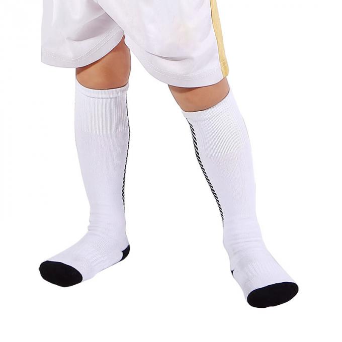 Los calcetines largos de las medias del niño espesaron el fútbol inferior de la toalla que almacenaba deportes no- del resbalón que las medias llevan los calcetines de los deportes de los niños