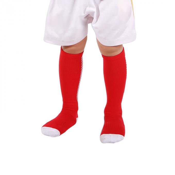 Los calcetines largos de las medias del niño espesaron el fútbol inferior de la toalla que almacenaba deportes no- del resbalón que las medias llevan los calcetines de los deportes de los niños